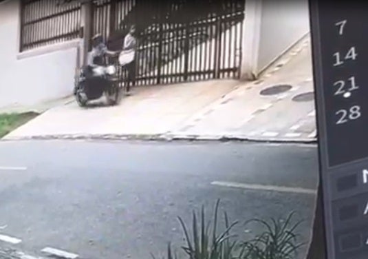 Mujer le raparon el bolso y la hicieron caer