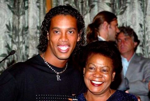 Ronaldinho junto a su mamá