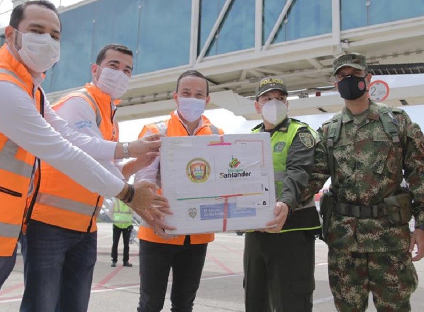 Mauricio Aguilar recibiendo las vacunas