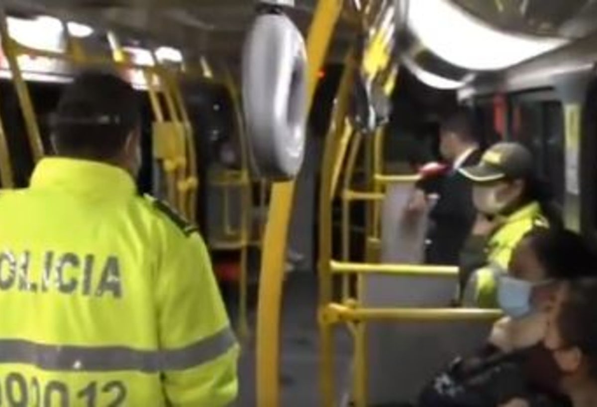 Policías estarán dentro de los buses de Transmilenio para prevenir robos.