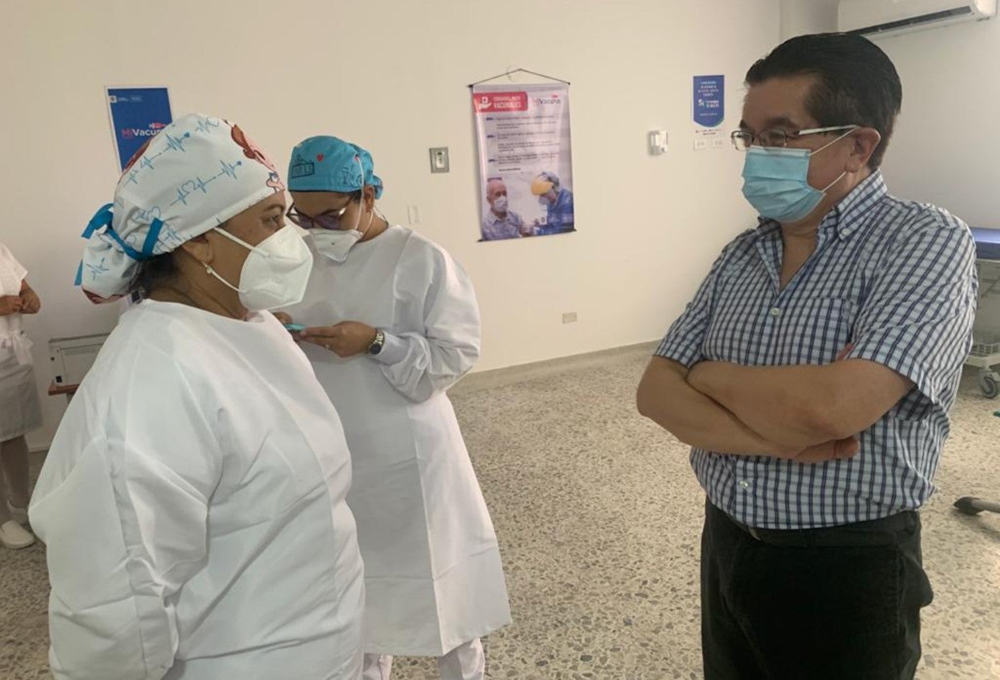 Ministro Fernando Ruíz con Verónica Machado, primera vacunada anticovid