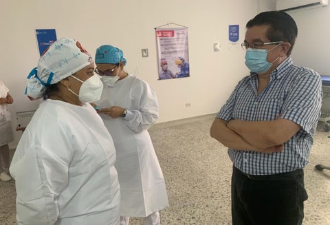 Ministro Fernando Ruíz con Verónica Machado, primera vacunada anticovid