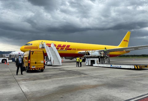 Llegada del primer lote de vacunas contra covid-19 al aeropuerto El Dorado