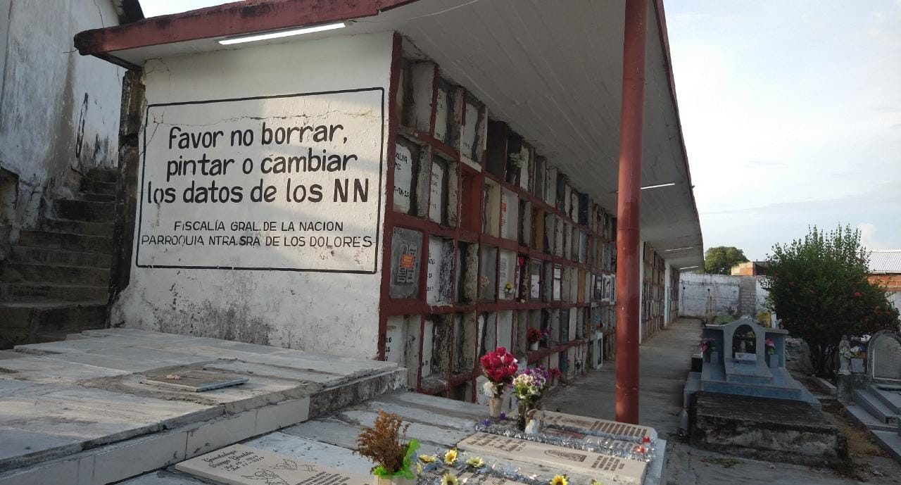 Las tumbas NN son adoptadas por personas de la comunidad para elaborar su duelo