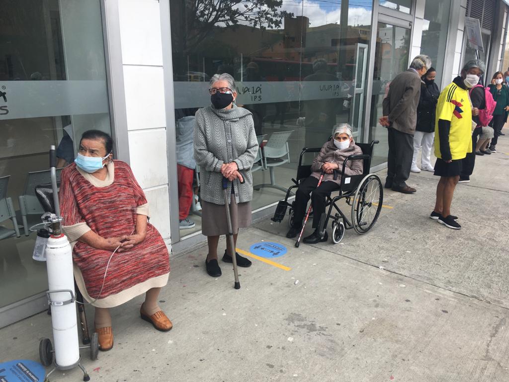 Aglomeración y desorden en vacunación de adultos mayores de 80 años