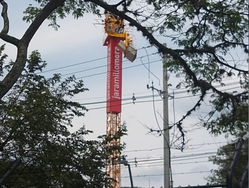 Rescate de hombre colgando de una grúa en Yumbo, Valle.