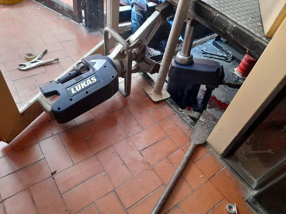Ascensor desplomado en edificio de Cartagena