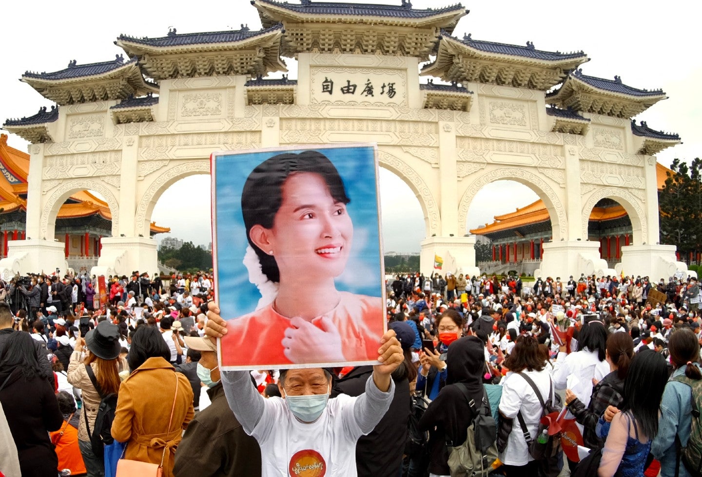Manifestante sostiene imagen que muestra a Aung San Suu Kyi, nobel de Paz