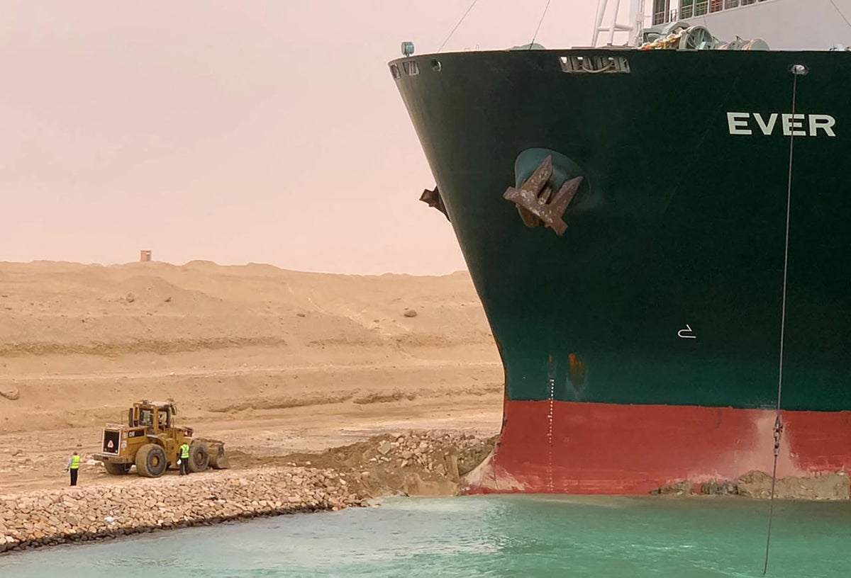 Banco encallado en el Canal del Suez