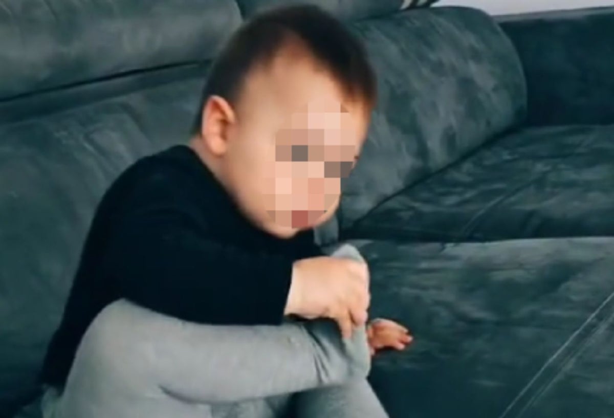 Bebé se hace viral por olerse los pies