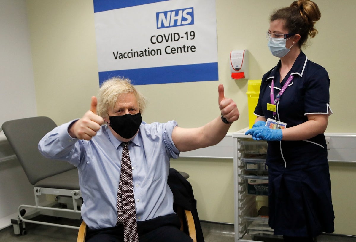 Boris Johnson recibe vacuna de AstraZeneca