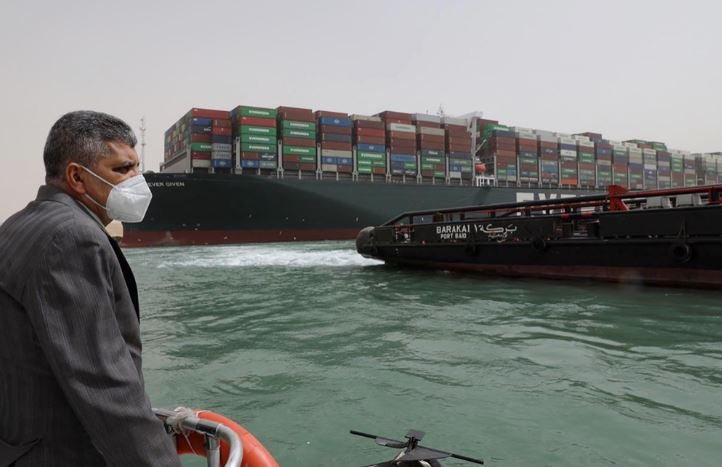 Buque encallado en el Canal de Suez