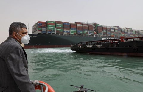 Buque encallado en el Canal de Suez