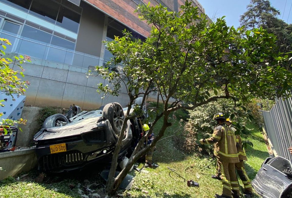 Camioneta que cayó de quinto piso en Medellín