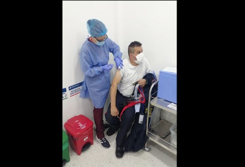 Comienza vacunación de guardias de seguridad contra la covid-19 en Colombia