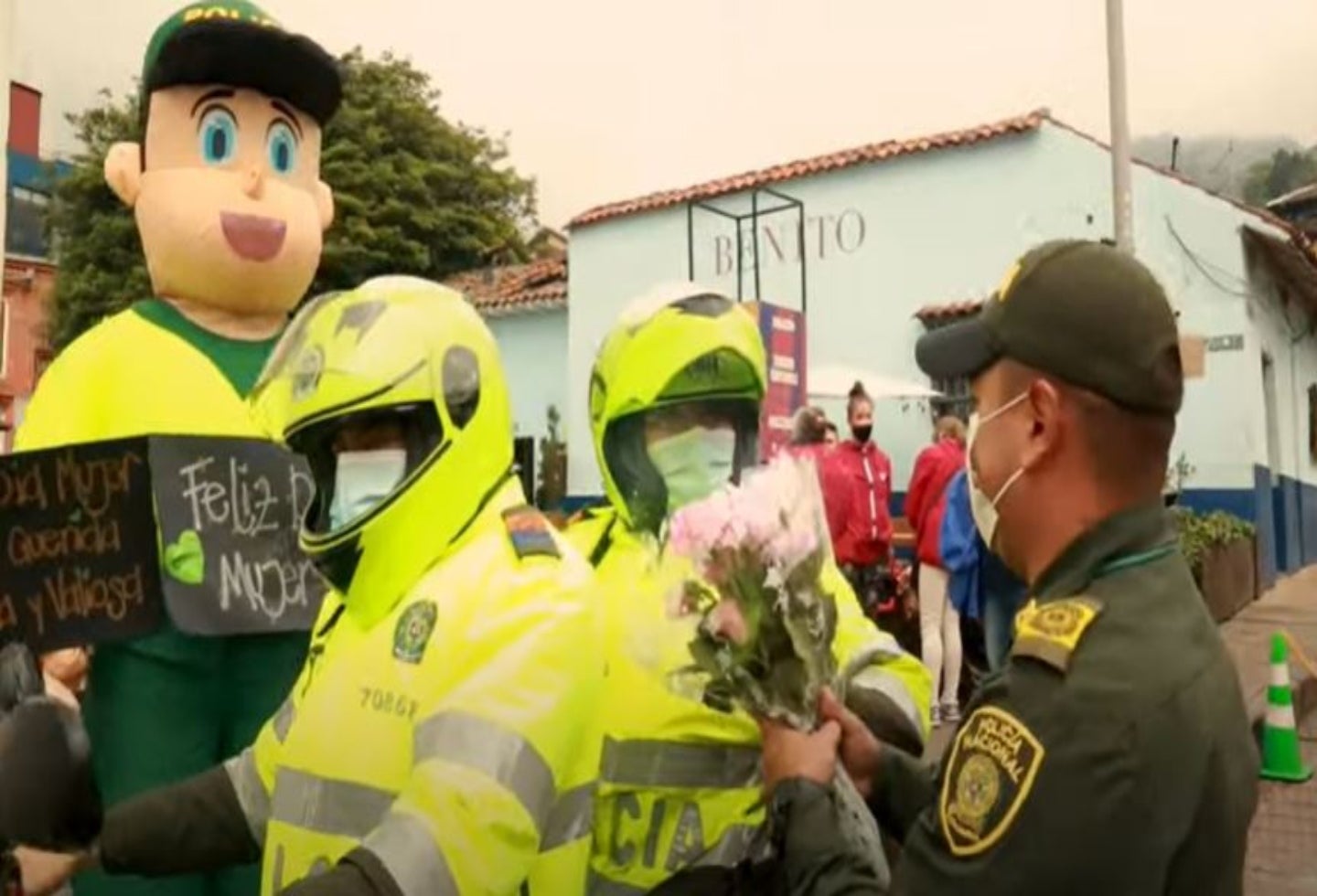 Día de la Mujer: Homenaje de Policía fue críticado | La FM