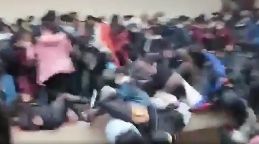 Mueren 5 estudiantes al caer de cuarto piso