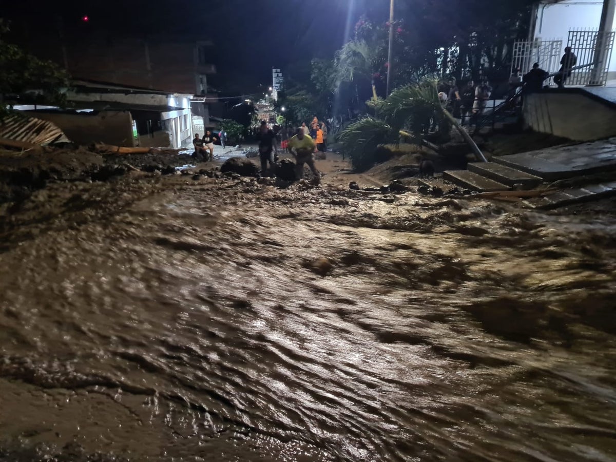 En Dabeiba, las calles quedaron inundadas por el desbordamiento de una quebrada.