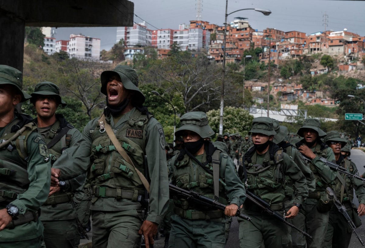 Miembros de la Guardia Nacional Bolivariana enfrentados con disidencias.