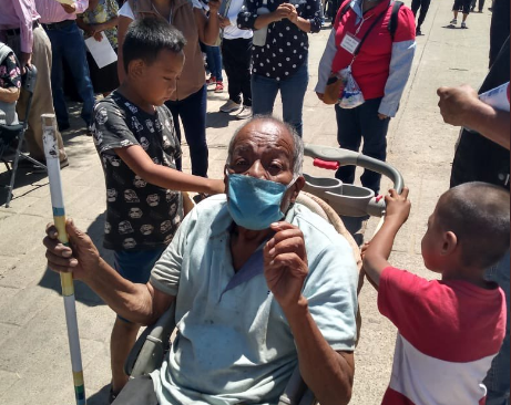 Hermanos llevan a su abuelo a vacunarse