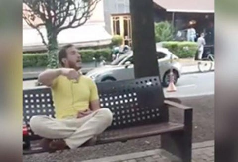 Hombre agrede funcionarios que le reclamaron uso de tapabocas