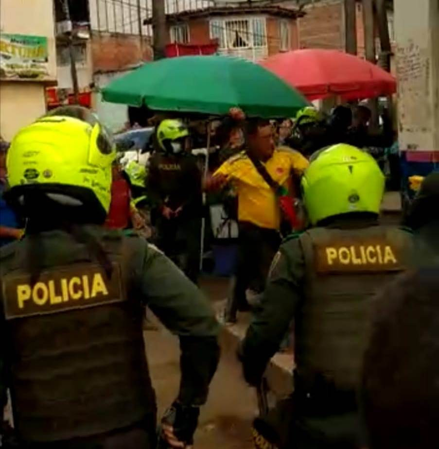 Indígenas y policías