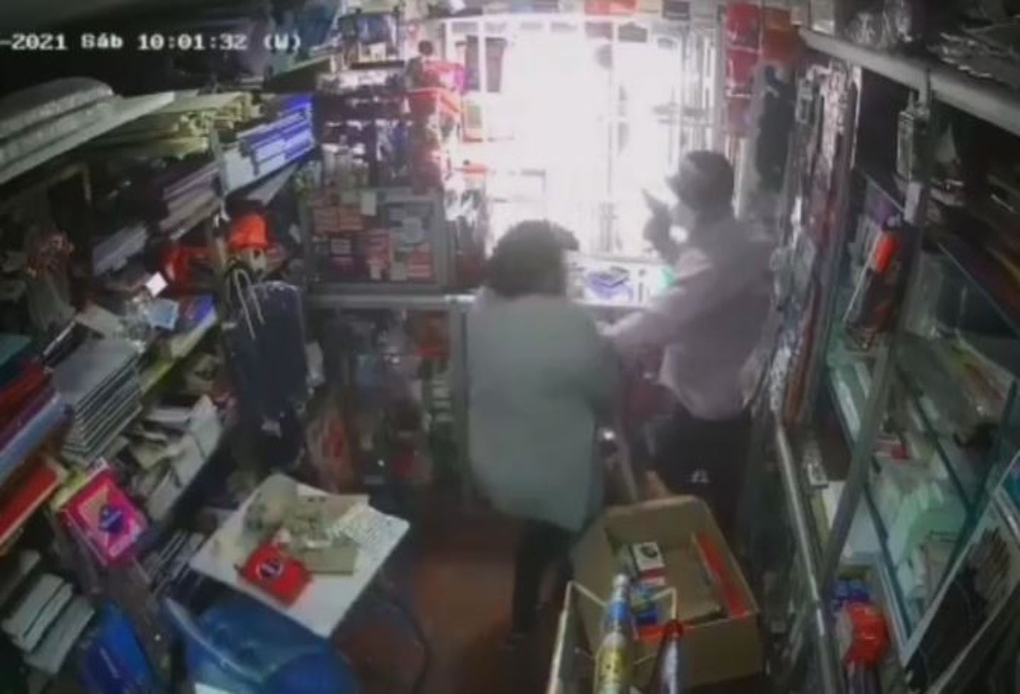 Ladrón golpea mujer en Bogotá