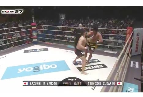 Luchador noquea a su rival, lo sigue golpeando y provoca una batalla campal