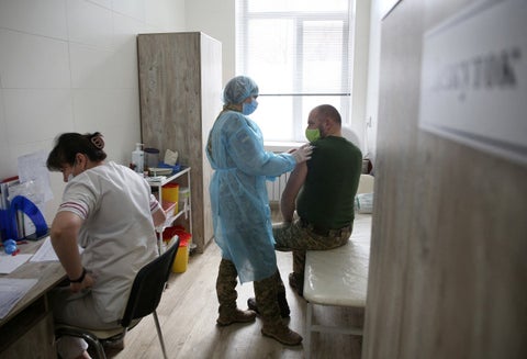 Militar ucraniano recibe la vacuna