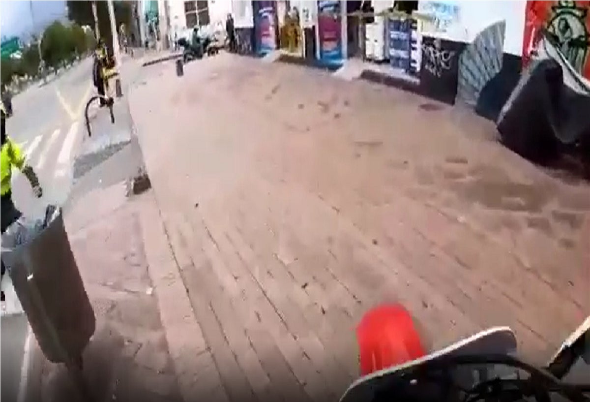 Motociclista se burla de policía