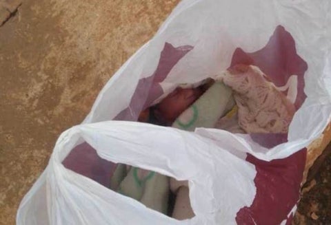 Mujer que no lograba tener hijos encontró a un bebé abandonado y lo adoptó