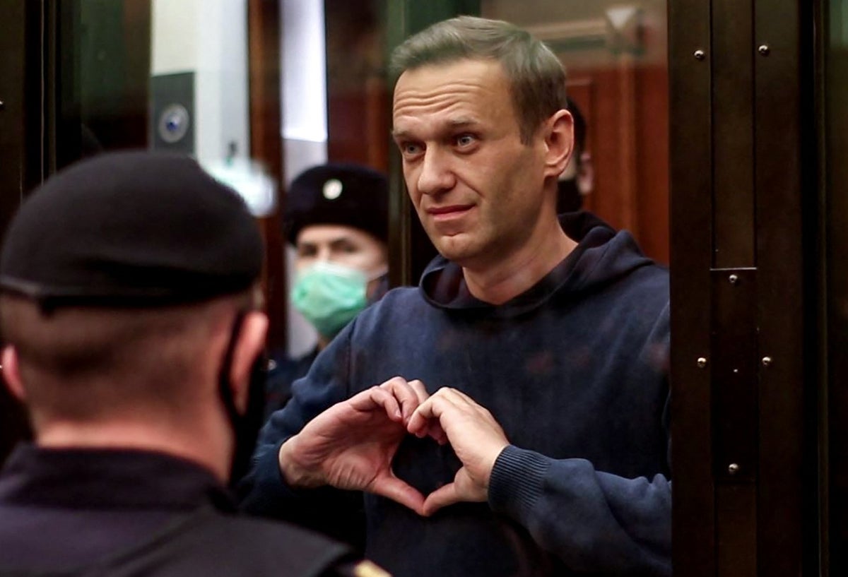 Alexéi Navalni al salir de audiencia