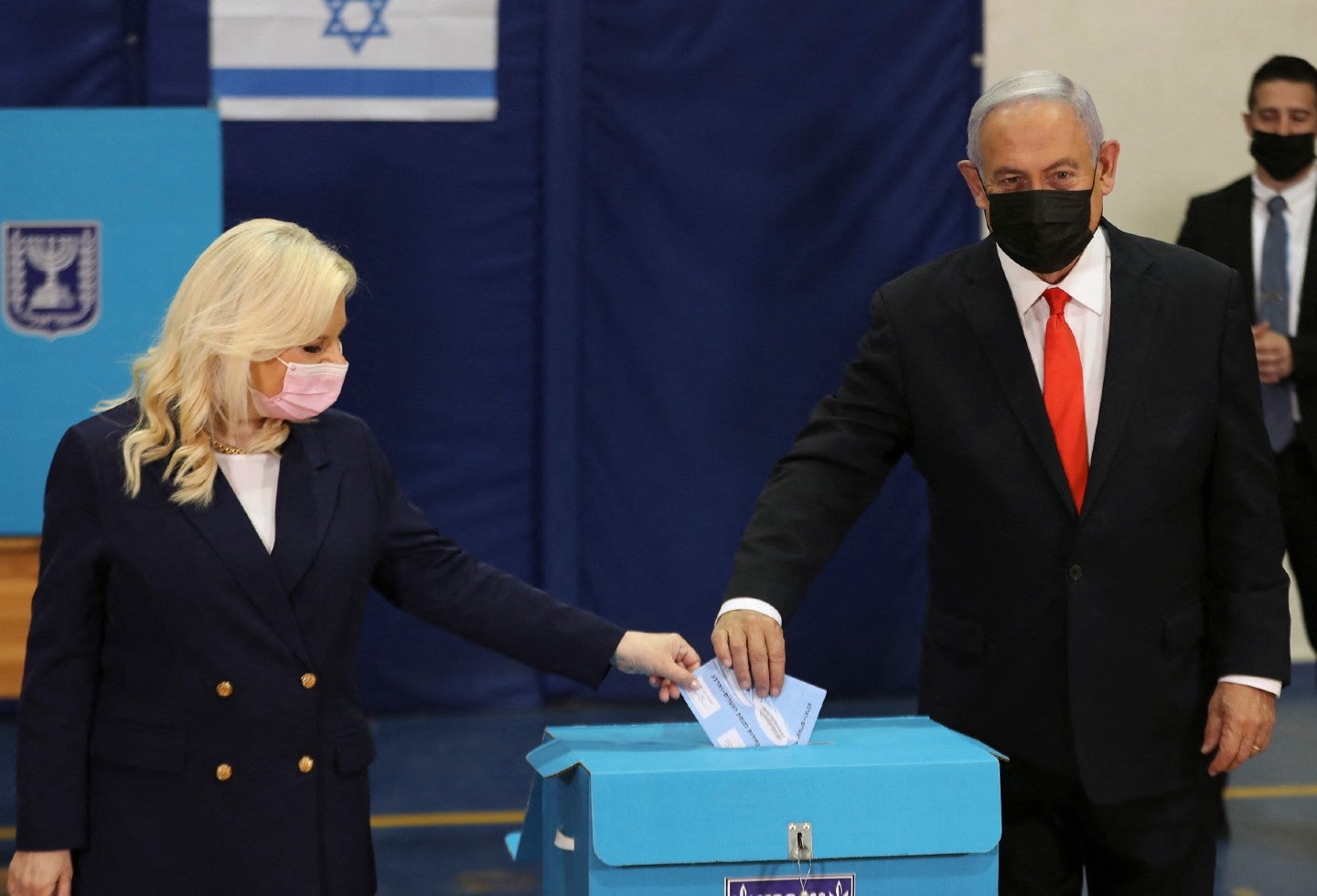 Netanyahu votando en las elecciones en Israel