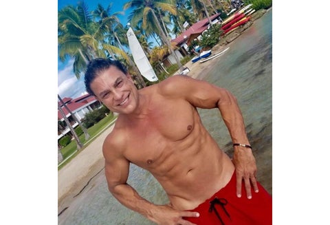 Osvaldo Ríos y su cuerpo fit a los 60 años