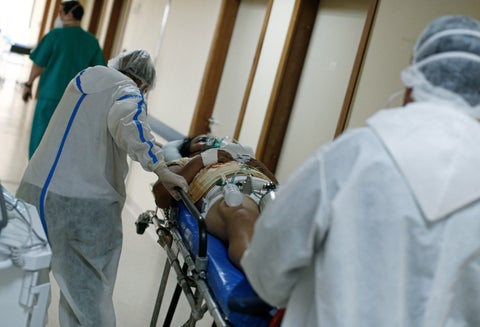 Hospitales en Brasil están a punto de colapsar