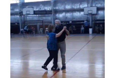 Pareja celebra su aniversario con romántico vals