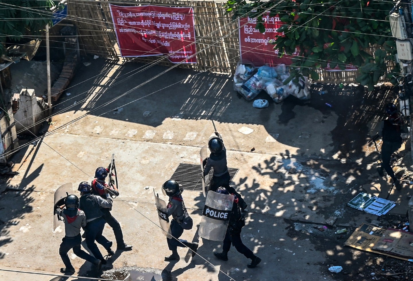 Acusan a policías de agredir a manifestantes en protestas en Birmania