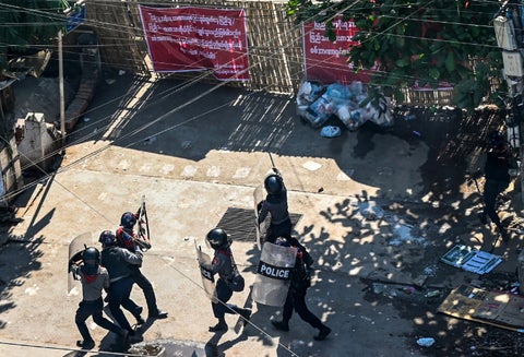 Acusan a policías de agredir a manifestantes en protestas en Birmania
