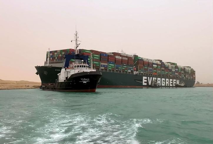 Buque queda encallado en el Canal del Suez