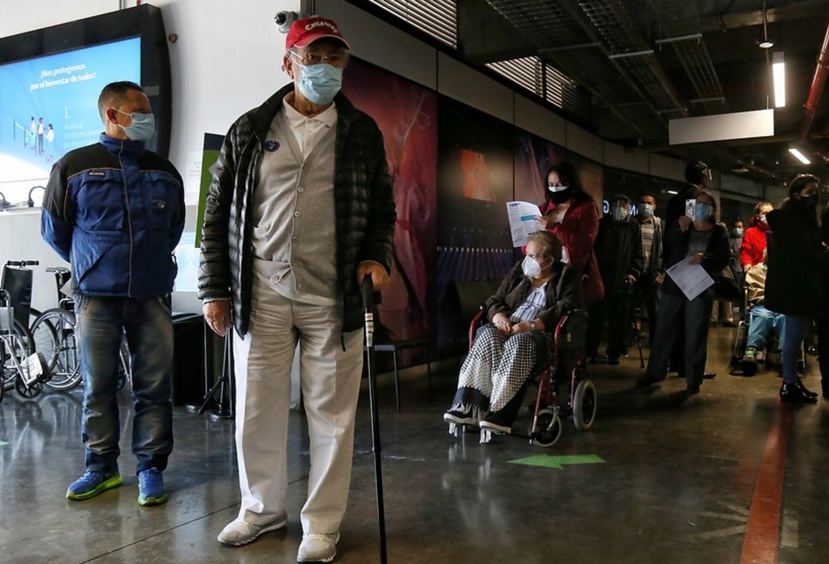 Avanza la vacunación contra covid-19 en Colombia a adultos mayores