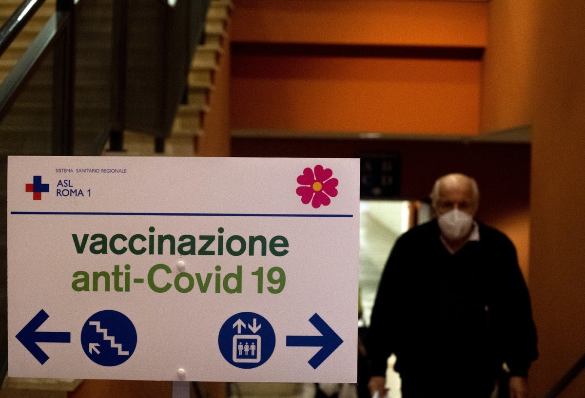 Vacunación contra covid-19 en Roma, Italia.
