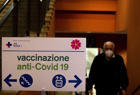 Vacunación contra covid-19 en Roma, Italia.