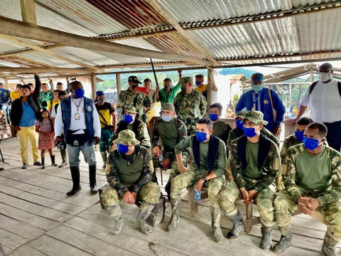 Los nueve militares en custodia de la guardia indígena de El Consuelo parte baja, zona rural del Carmen de Atrato en Chocó.