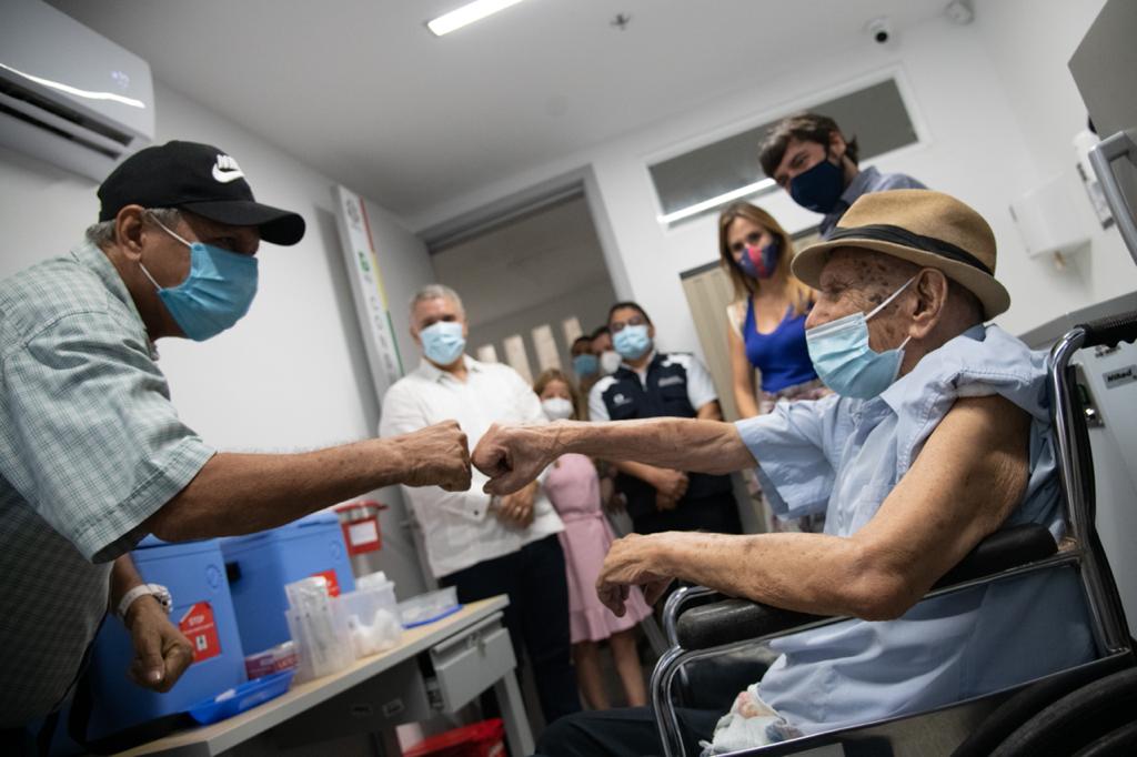 Adel Mass Arcón de 97 años se convierte en el vacunado un millón en Colombia