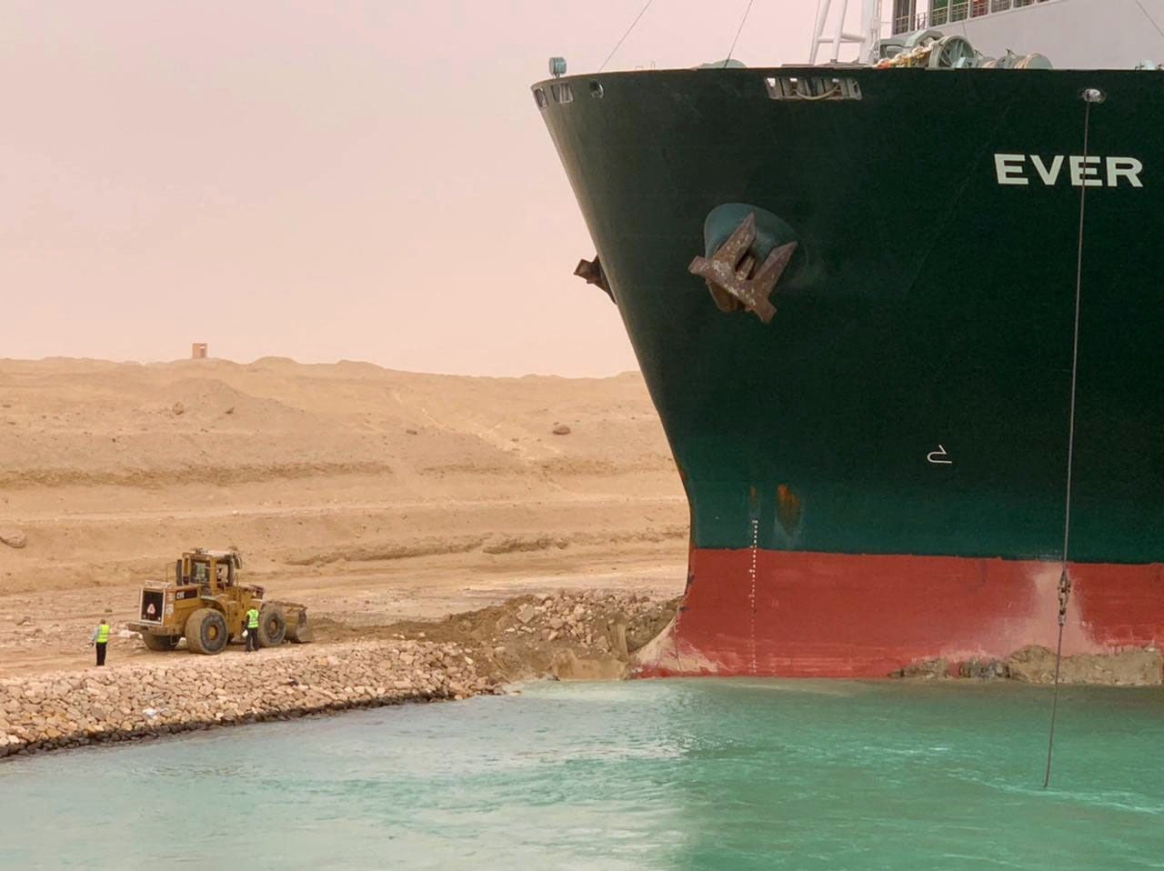 Buque Ever Given que bloquea el canal de Suez