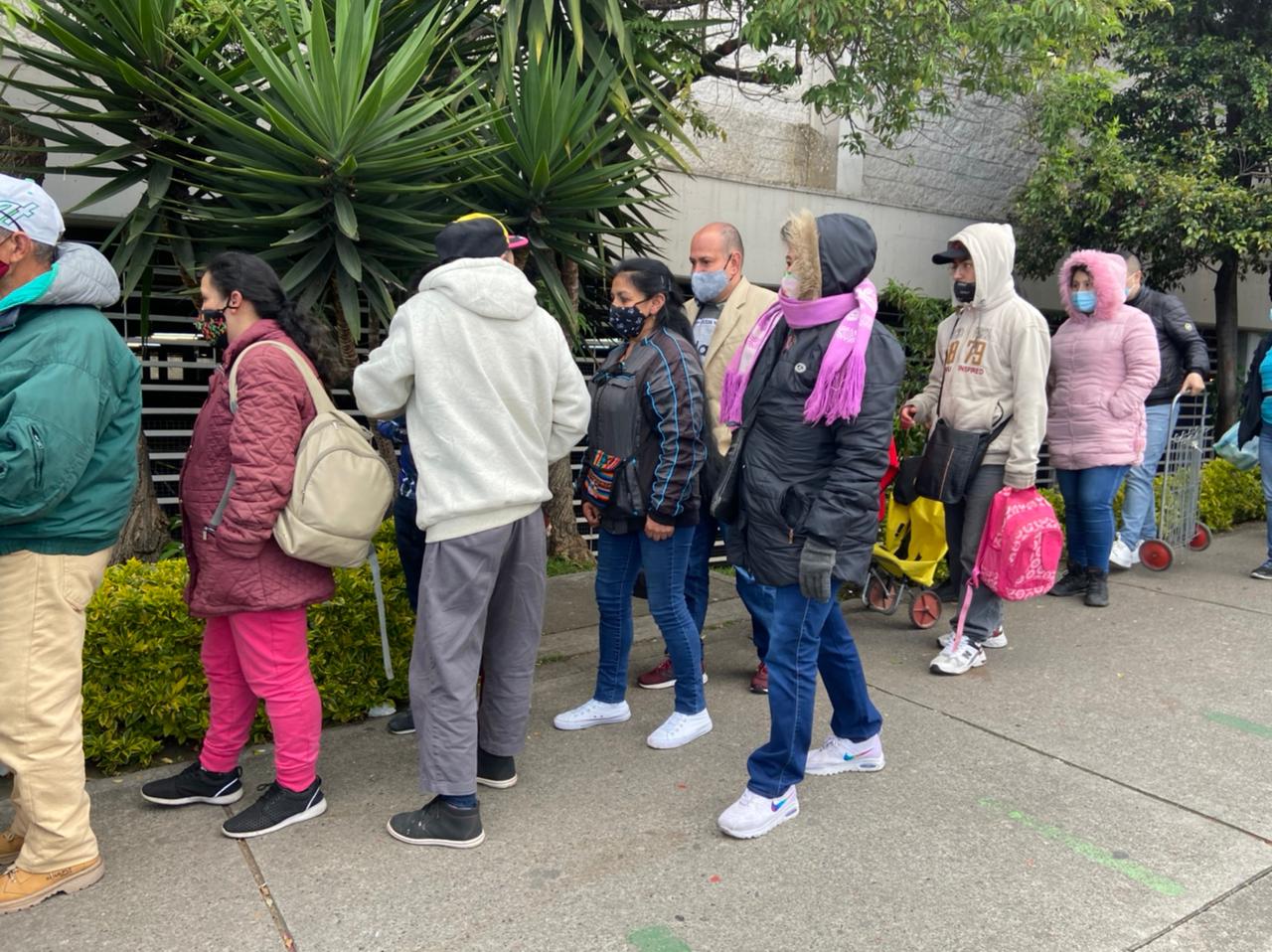 Largas filas a las afueras de Jumbo, sector 20 de Julio en Bogotá