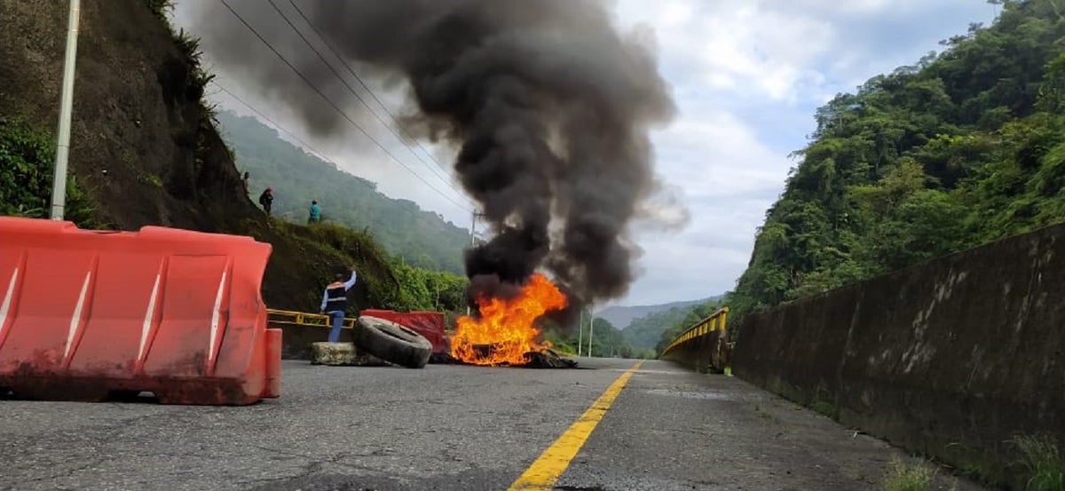 Bloqueada vía Buenaventura, comunidades indígenas queman llantas.
