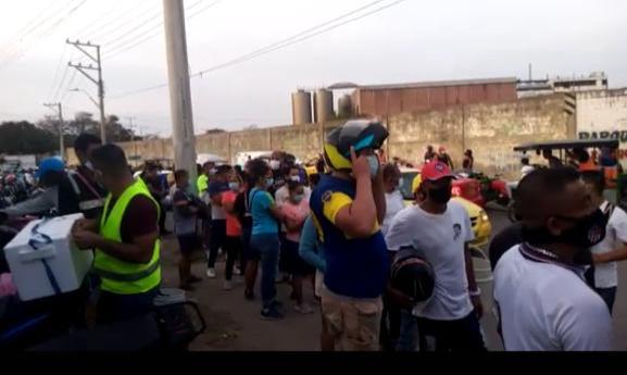 Aglomeración en la plaza del pescado en Barranquilla