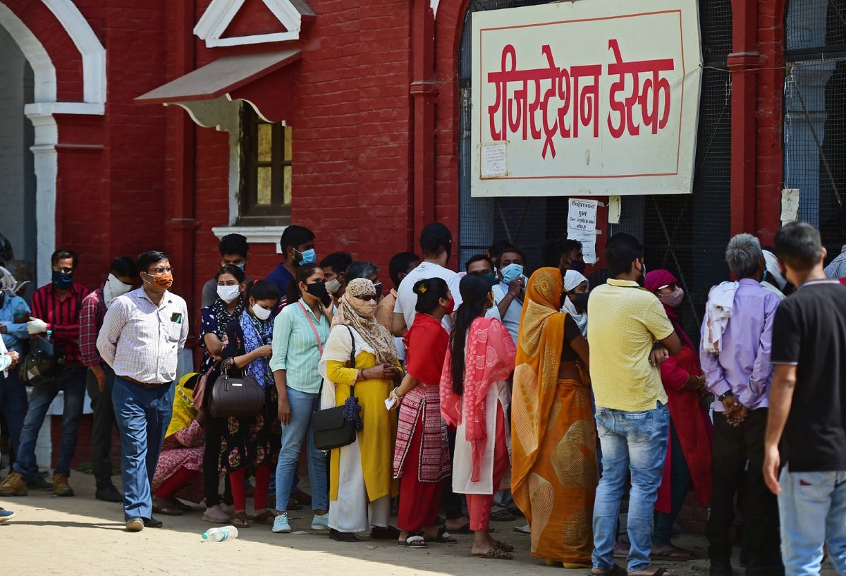 Largas filas para realizarse pruebas de coronavirus en India
