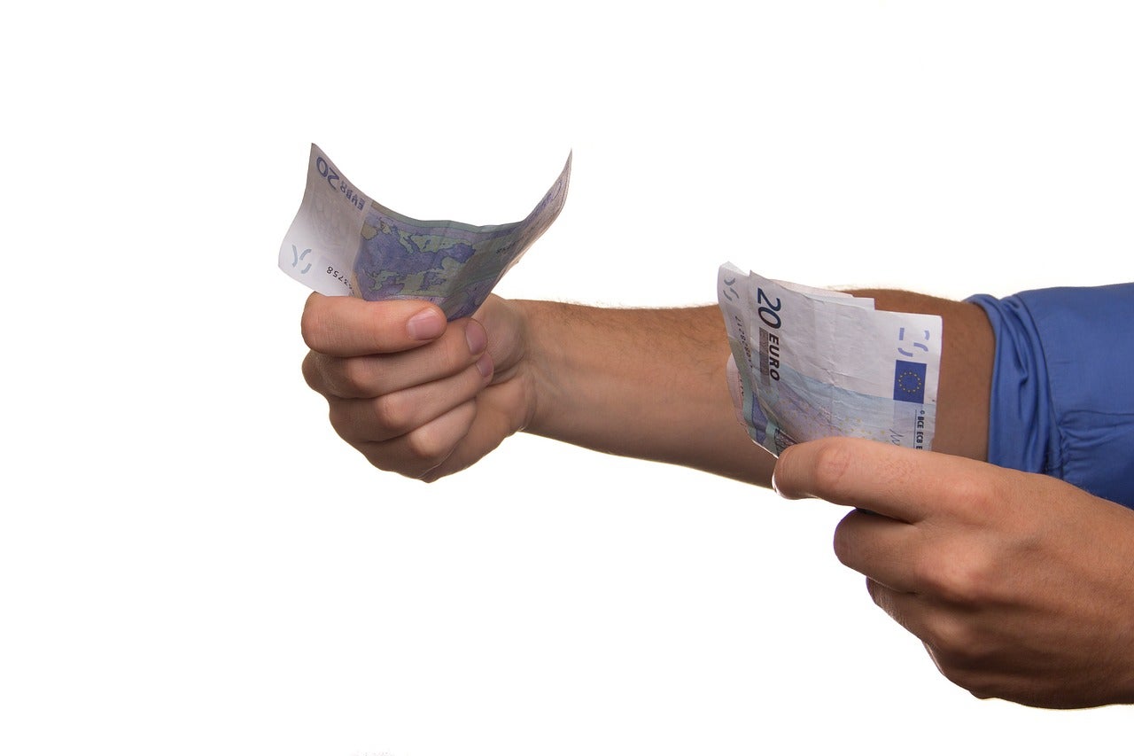 Pagar dinero